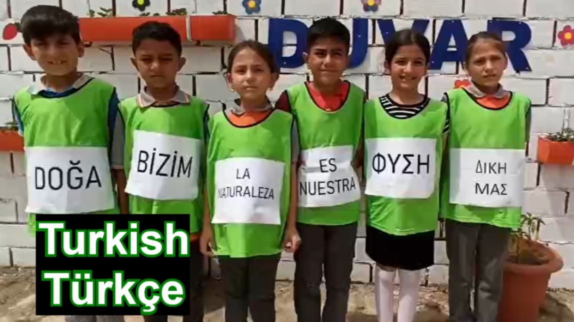 Proje kazanımları kapsamında okul bahçemizde oluşturmuş olduğumuz Ekolojik Duvar önünde öğrencilerimiz ekolojik kavramları farklı dillerde telaffuz etmeyi öğrendi.